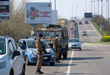 El ejército italiano controla los desplazamientos. | EFE
