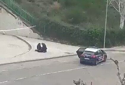 Los vecinos increpan a una mujer detenida por salir a correr: "¡No te resistas y déjales trabajar, idiota!"