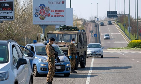 El ejército italiano controla los desplazamientos. | EFE