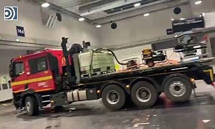 Así desinfecta un camión de la UME el interior de Ifema