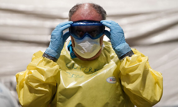 Un sanitario con su traje de seguridad. | Comunidad de Madrid