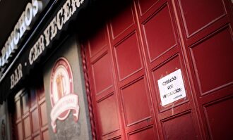 Puerta de un bar que se encuentra cerrado por el Estado de alarma | Europa Press