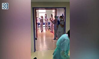 Los sanitarios del hosptial general de Castellón celebran la primera salida de la UCI