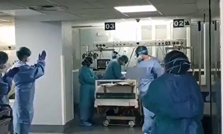 La alegría por la extubación de pacientes con coronavirus en UCI de toda España 