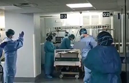 Alegría y aplausos en la primera extubación en el Clínico de un paciente con coronavirus