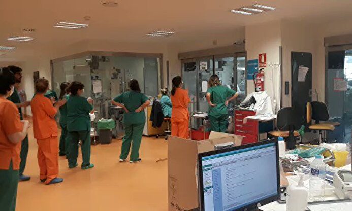 La alegría por la extubación de pacientes con coronavirus en UCI de toda España 