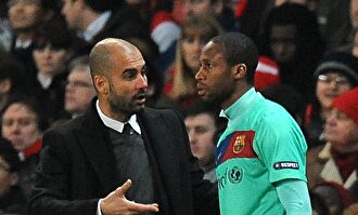 Pep Guardiola da instrucciones a Seydou Keita en un partido del Barcelona. | Cordon Press/Archivo