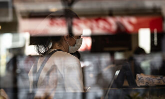 Una trabajadora con mascarilla en un comercio de Barcelona durante la crisis del coronavirus. | Europa Press