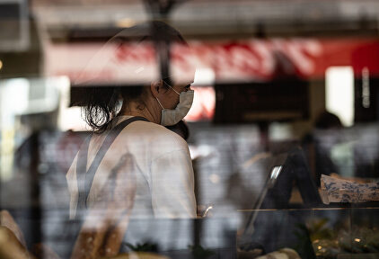 Una trabajadora con mascarilla en un comercio de Barcelona durante la crisis del coronavirus. | Europa Press