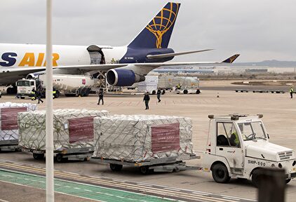 Mascarillas importadas por Inditex llegando al aeropuerto de Zaragoza | EFE