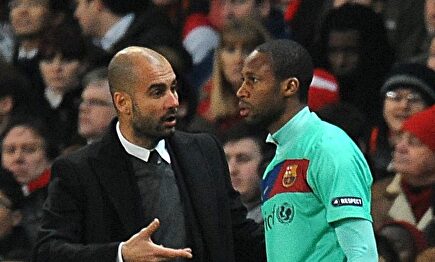 Pep Guardiola da instrucciones a Seydou Keita en un partido del Barcelona. | Cordon Press/Archivo