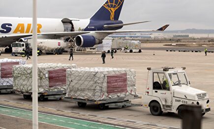 Mascarillas importadas por Inditex llegando al aeropuerto de Zaragoza | EFE