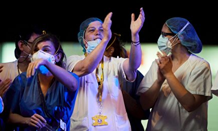 Sanitarios del Hospital de Sant Pau aplauden en la entrada del centro | EFE
