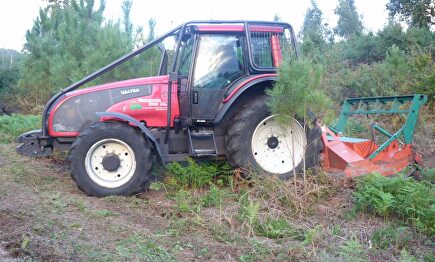 Un tractor desbroza en una finca en Galicia | CEDIDA
