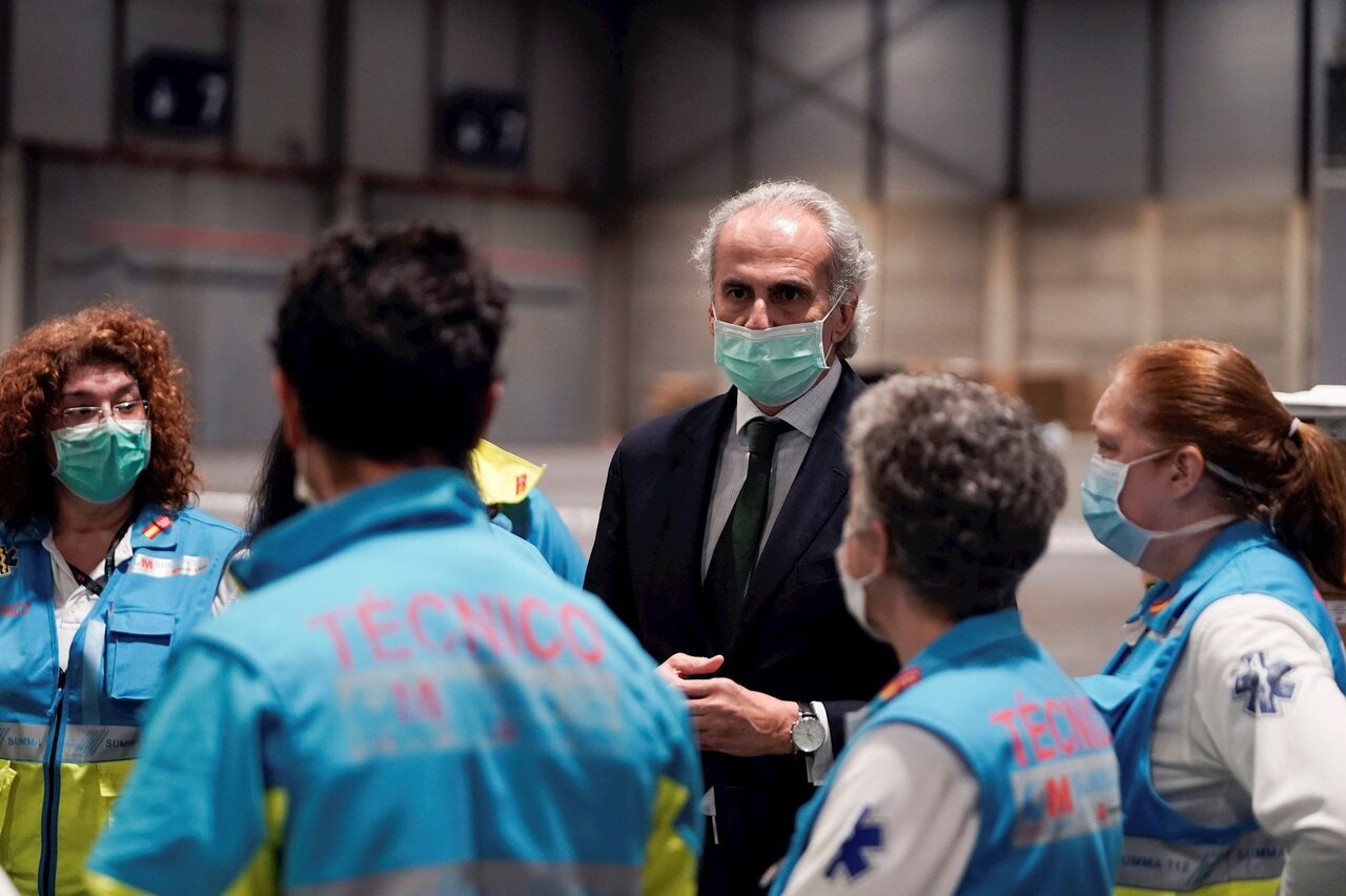 Consejero de Sanidad de la Comunidad de Madrid, Enrique Ruiz Escudero, con sanitarios madrileños | EFE