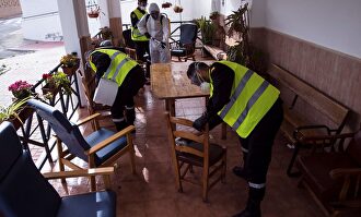 Labores de desinfección en una residencia. | EFE