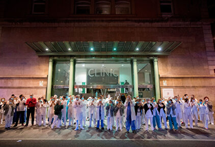 Sanitarios a las puertas del Clínic. | EFE