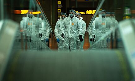 Efectivos de la UME en el Aeropuerto del Prat. | EFE