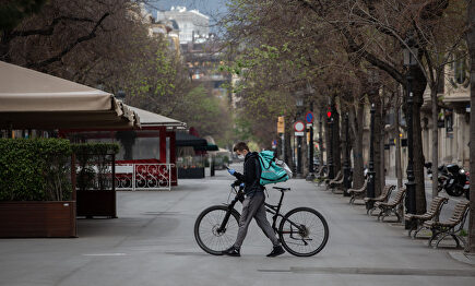 Un trabajador de Deliveroo con mascarilla | Europa Press