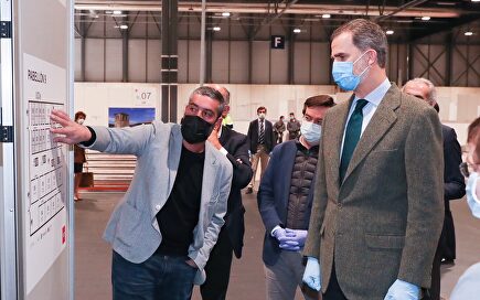 El Rey visita el hosptial de Ifema: "Cuando trabajamos juntos somos capaces de vencer"