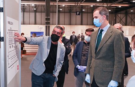 El Rey visita el hosptial de Ifema: "Cuando trabajamos juntos somos capaces de vencer"
