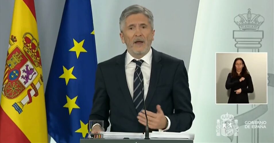 El ministro anuncia la firma de más contratos. Nada se sabe, de momento, de la llegada de guantes de nitrilo o EPIs. Hay 700 agentes con coronavirus.
