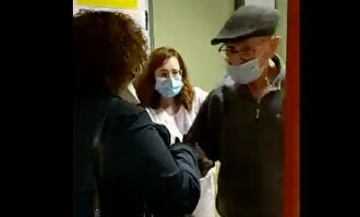 El emotivo recibimiento familiar a un anciano de 86 años curado de coronavirus