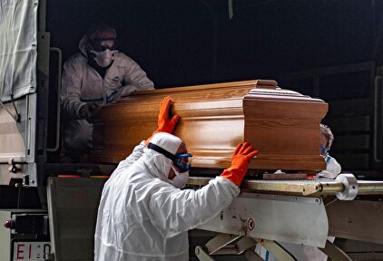 El Ejército de Italia también transporta a los fallecidos | EFE