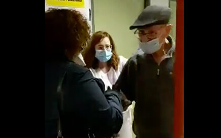 El emotivo recibimiento familiar a un anciano de 86 años curado de coronavirus