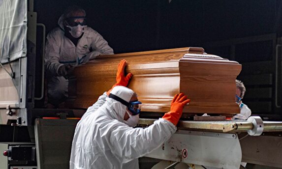 El ejército italiano traslada un ataud. | EFE