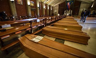 Ataúdes de personas fallecidas por el coronavirus en Italia. | EFE