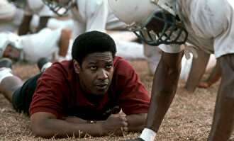 Denzel Washigton hace un papelón en Titanes | Captura