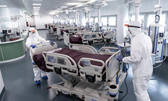 Dos enfermeras en un hospital de Italia. | Marco Alpozzi/LaPresse