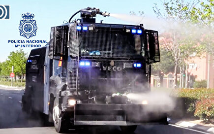 El camión lanza-agua de los antidisturbios se utilizará para la desinfección de calles
