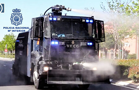 El camión lanza-agua de los antidisturbios se utilizará para la desinfección de calles