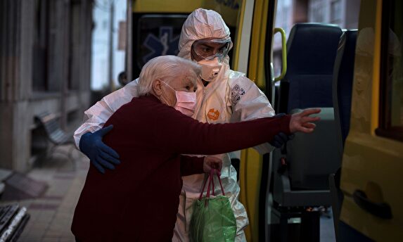 Labores de traslado de ancianos y desinfección de las residencias. | EFE