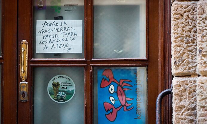 Un bar de San Sebastián, cerrado y con un cartel para evitar robos | EFE