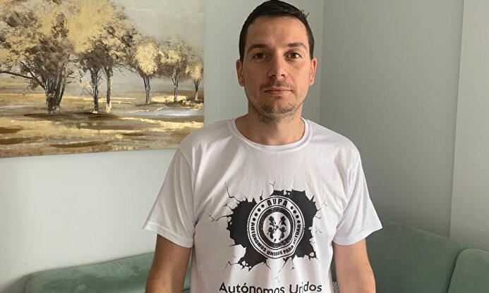 A Daniel Peña, carpintero autónomo confinado, el Gobierno le ha cobrado la cuota | LD