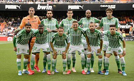 Los jugadores del Betis, antes del partido de Liga contra el Valencia en Mestalla. | Cordon Press