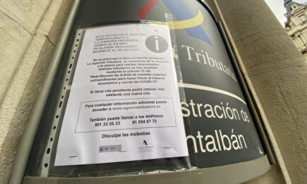 Notificación en la entrada de la Administración de Hacienda de Montalbán | Eduardo Parra / Europa Press
