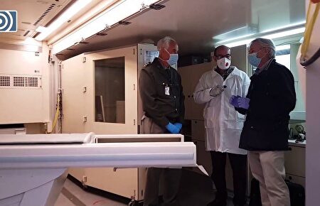 El Ejército instala un espectacular y compacto TAC en el hospital provisional de Ifema