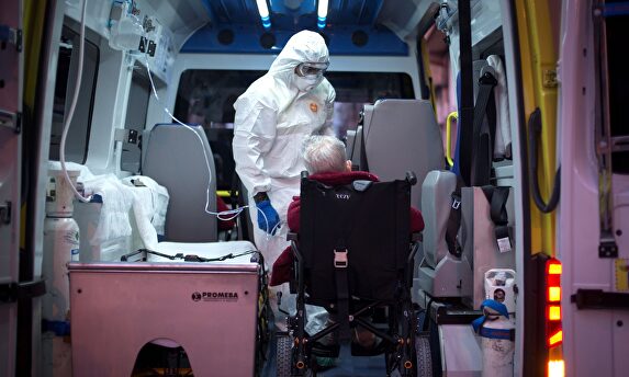 Trabajadores sanitarios trasladan a ancianos que han dado positivo en el test de coronavirus. | EFE