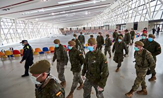 Efectivos del Ejército de Tierra a su llegada a la pista cubierta de atletismo de Sabadell. | EFE