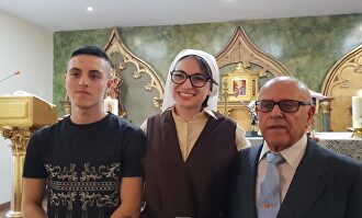 Manuel Jiménez, víctima de coronavirus, con sus nietos (Getafe)