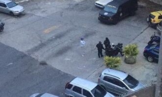 Imagen de los agentes chavistas publicada por Fabiana Rosales. | @FabiiRosales