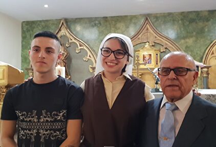 Manuel Jiménez, víctima de coronavirus, con sus nietos (Getafe)