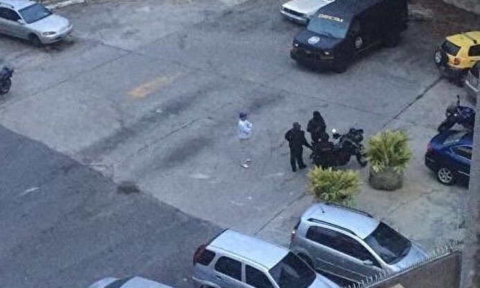 Imagen de los agentes chavistas publicada por Fabiana Rosales. | @FabiiRosales