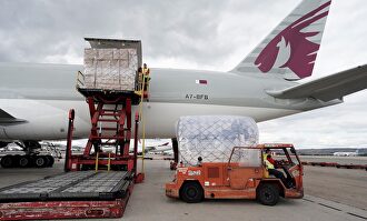 Carga de material sanitario en un avión. | EFE