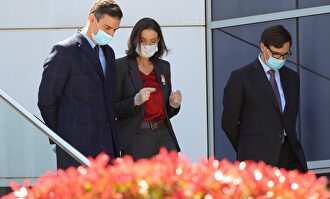 Sánchez, protegido con mascarilla y guantes, acompañado de los ministros de Industria, Reyes Maroto y Sanidad, Salvador Illa. | EFE