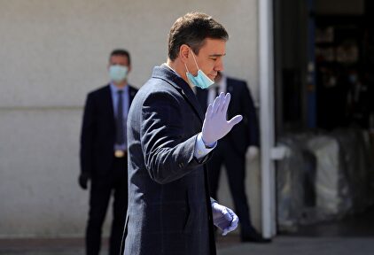 Pedro Sánchez, a su llegada a la empresa Hersill donde han comenzado a fabricarse respiradores. | EFE